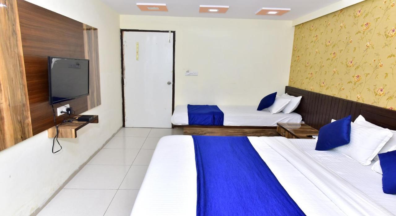 Hotel Peradiot أحمد أباد المظهر الخارجي الصورة