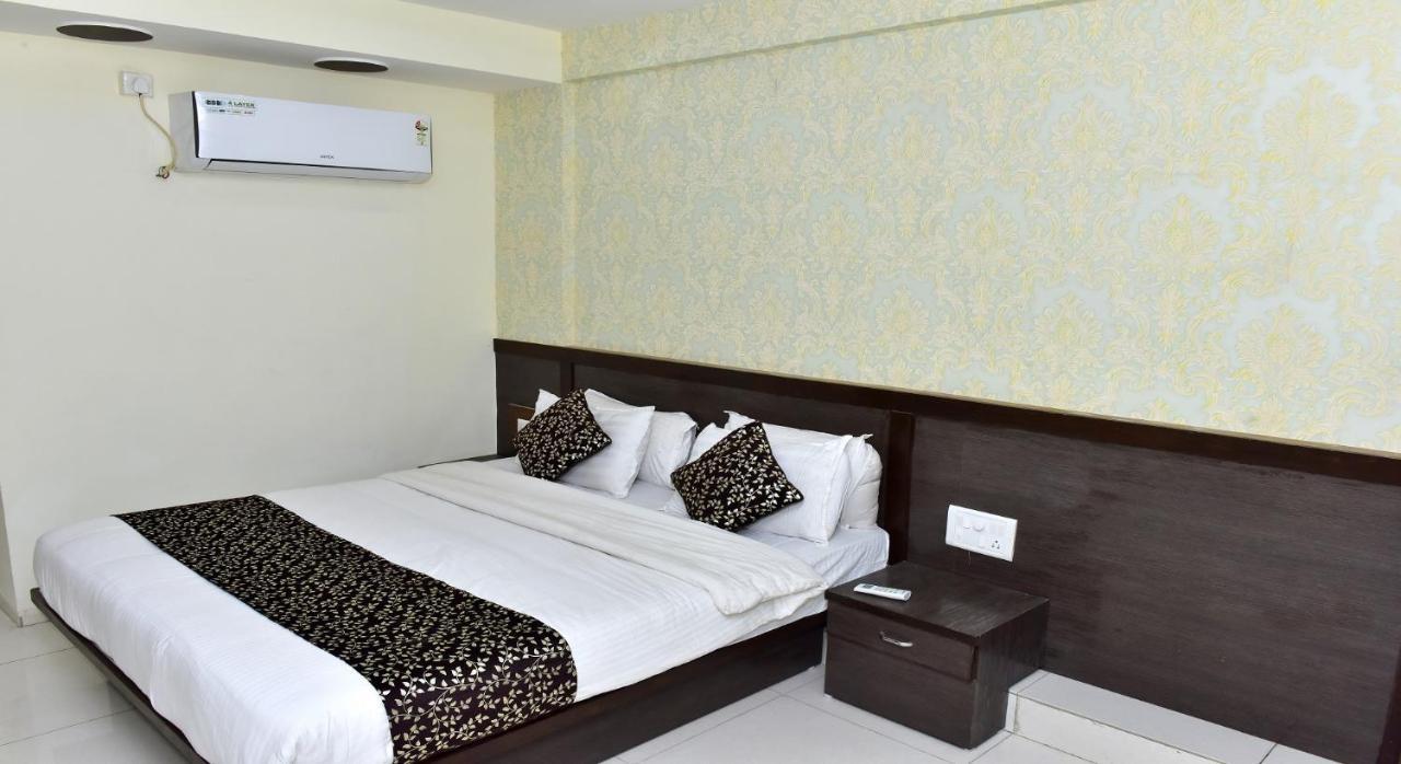 Hotel Peradiot أحمد أباد المظهر الخارجي الصورة
