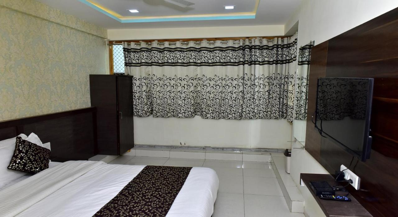 Hotel Peradiot أحمد أباد المظهر الخارجي الصورة