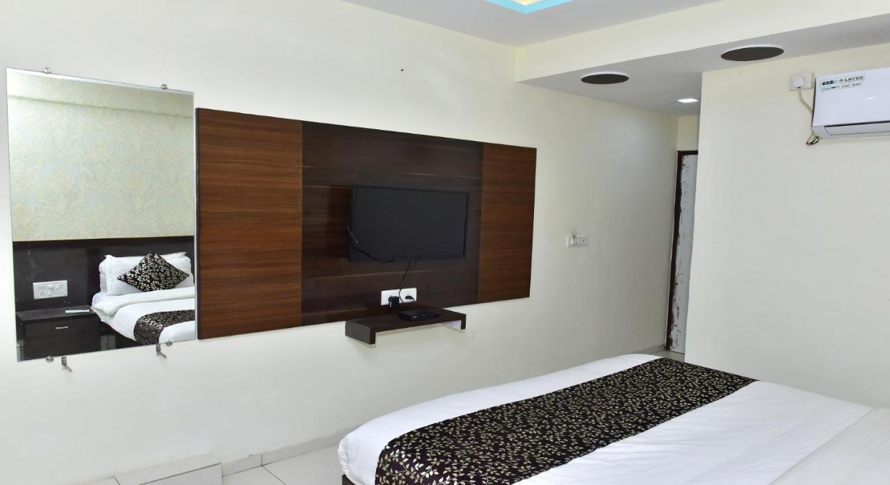 Hotel Peradiot أحمد أباد المظهر الخارجي الصورة