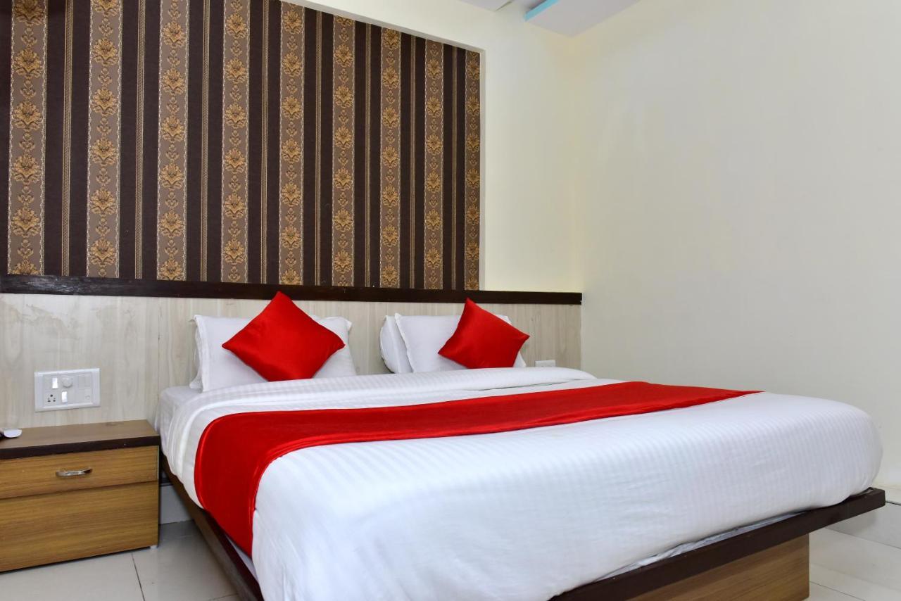 Hotel Peradiot أحمد أباد المظهر الخارجي الصورة