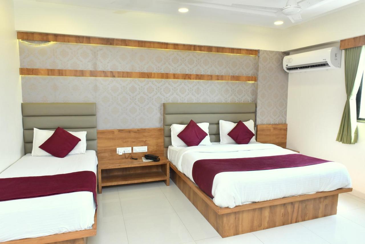 Hotel Peradiot أحمد أباد المظهر الخارجي الصورة